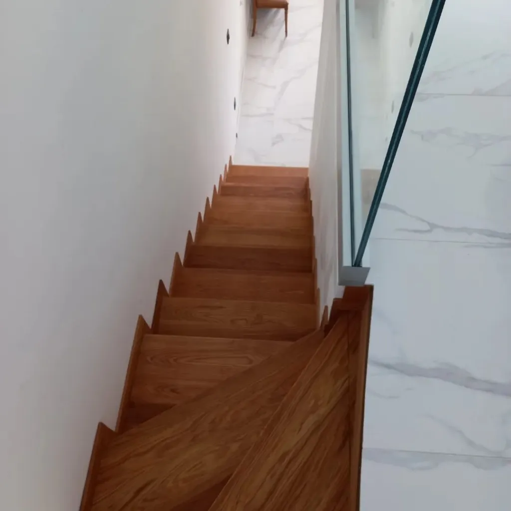 Escalier chene garde corps verre