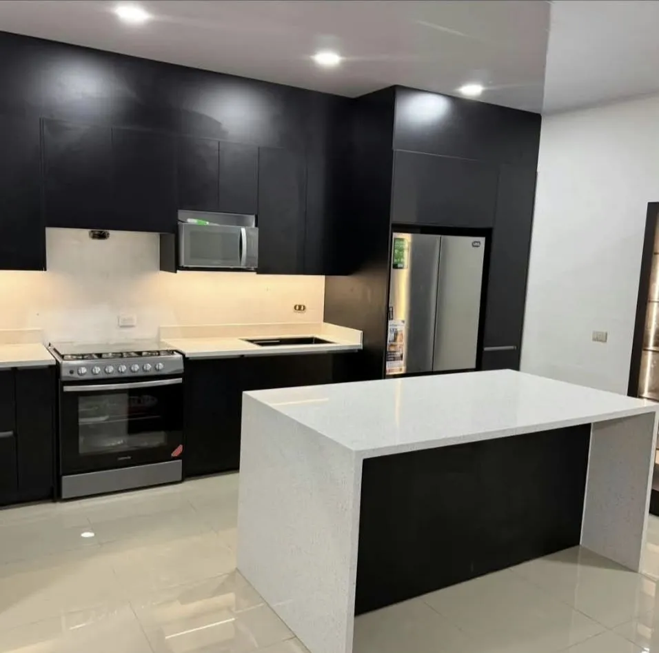 Cuisine noire ilot en quartz