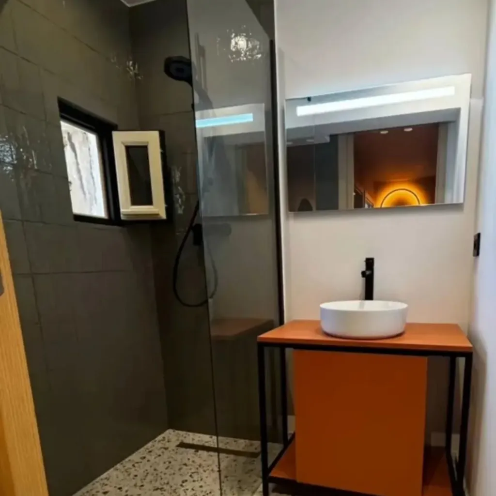 Douche vitree et vasque orange