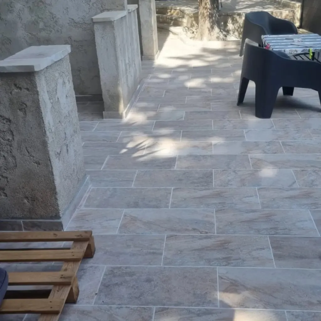Terrasse dallee entre piliers