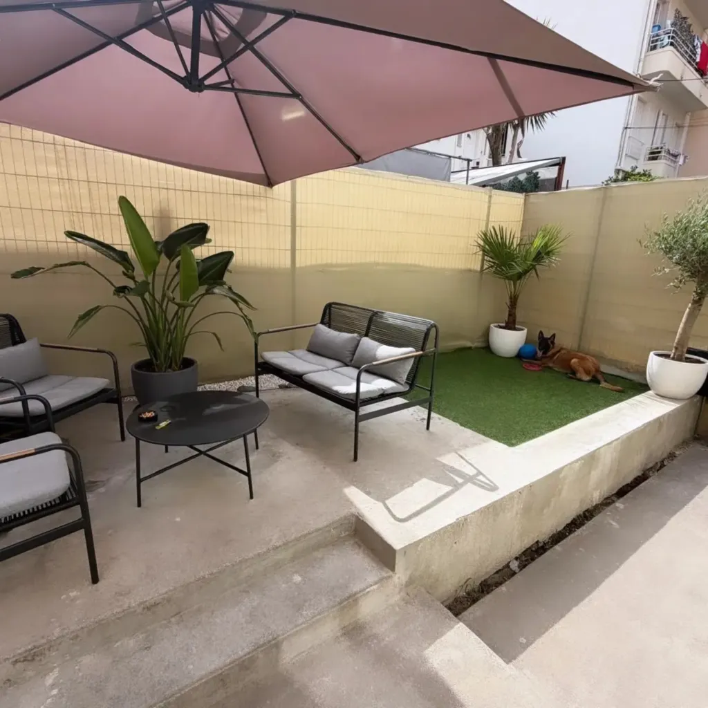 Patio avec gazon synthetique