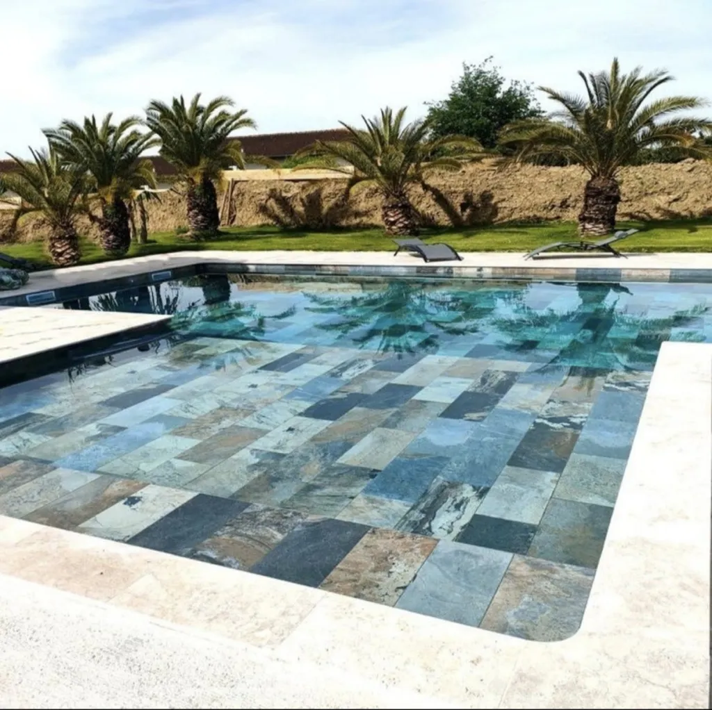 Piscine carrelage effet pierre bali