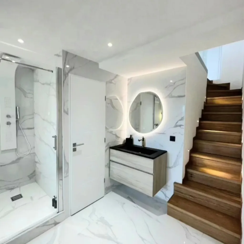 Salle de bain marbre blanc escalier