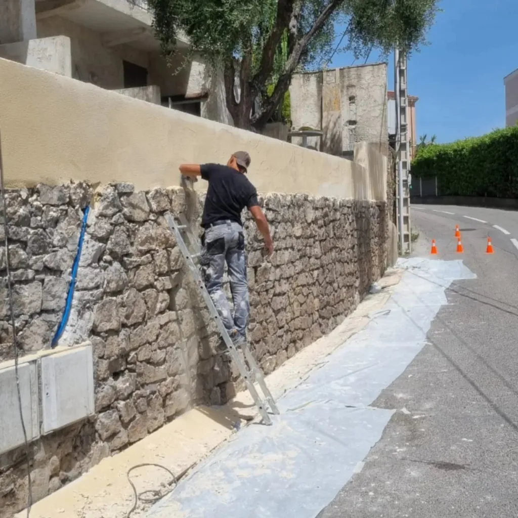 Enduit sur muret de pierre