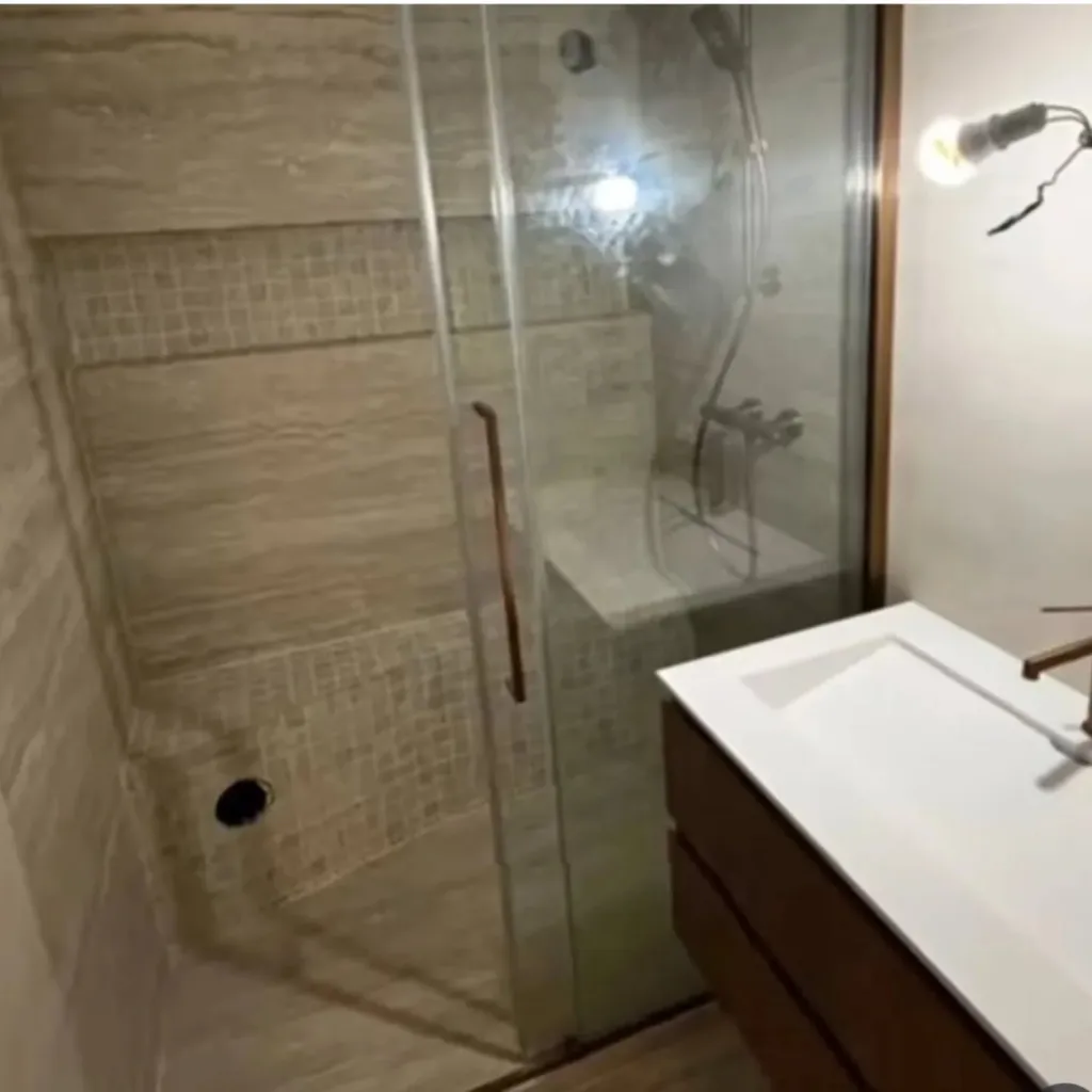 Douche parois verre effet travertin