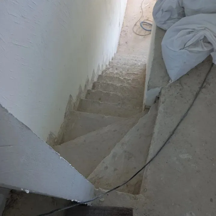 Escalier beton mis a nu